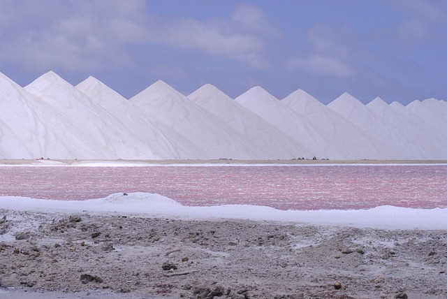 De zoutbergen bij de zoutwinning Bonaire