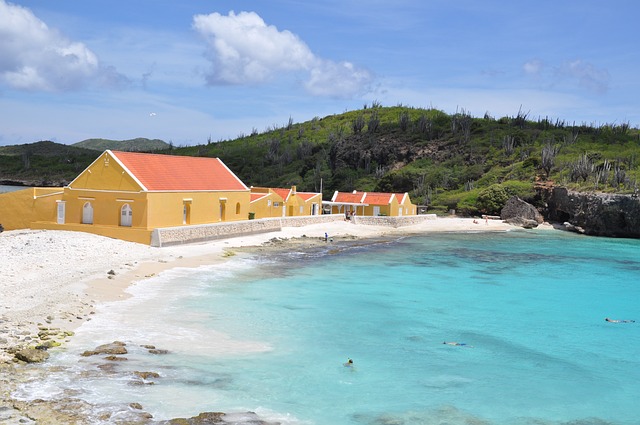 De blauwe zee bij een mooi strand in Washington Slagbaai Bonaire